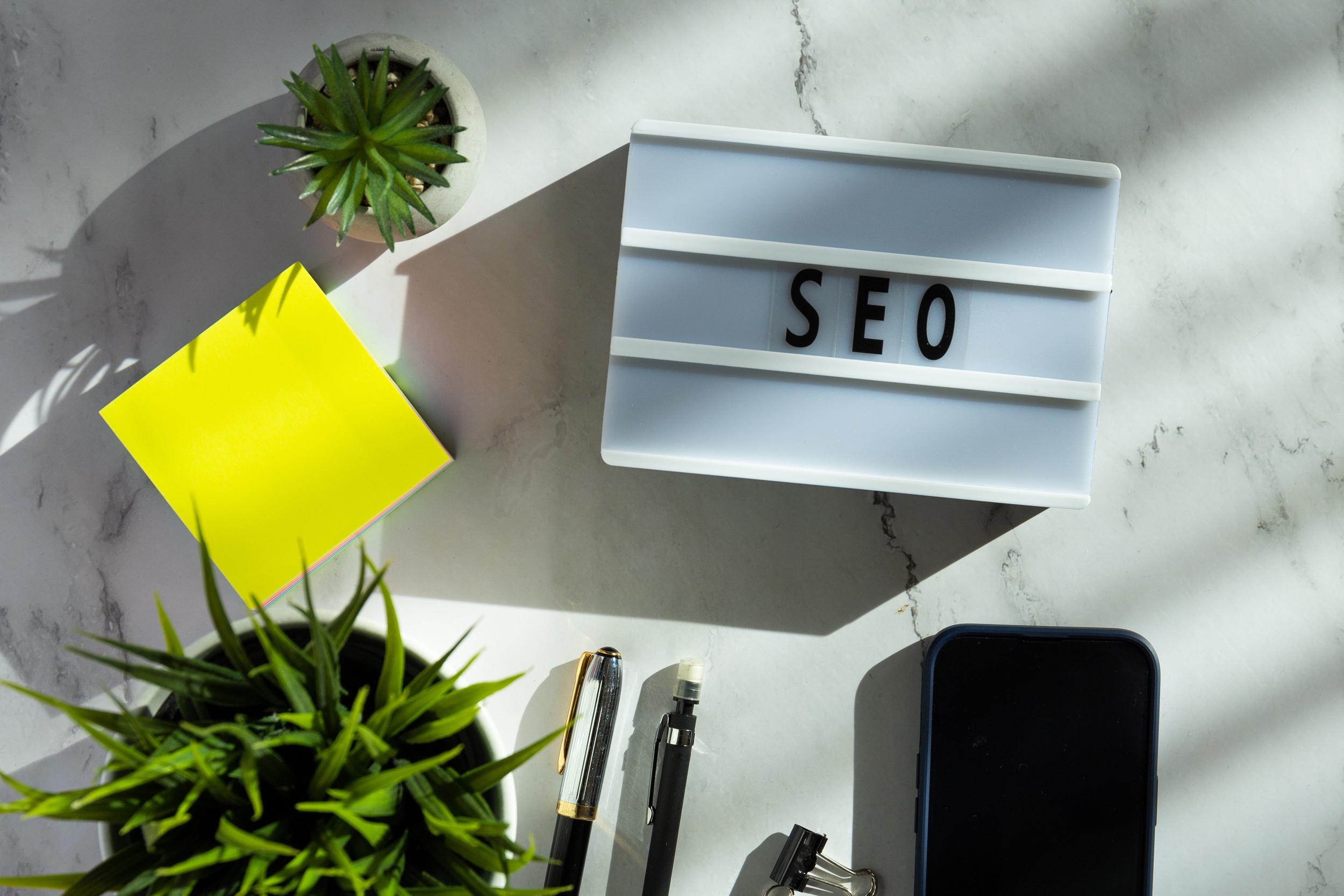 SEO Text on a desk